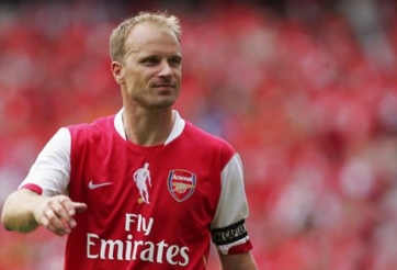 Video bóng đá: Top 10 bàn thắng đẹp trong sự nghiệp của Bergkamp