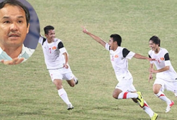 Video: Bầu Đức thấp thỏm theo từng đường bóng của U19 Việt Nam