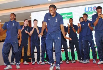 Video: Hài hước màn múa của U19 tại Gala Cúp Tứ hùng 2014