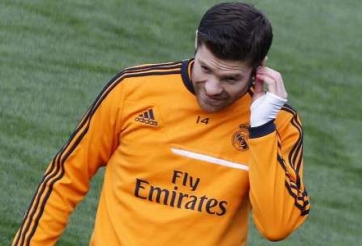 Xabi Alonso khốn khổ bịt tai chơi bóng