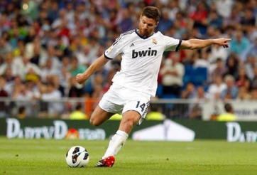 Xabi Alonso đồng ý ở lại Real Madrid thêm 2 năm