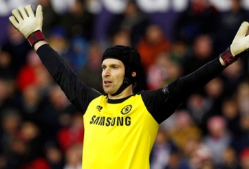 Petr Cech trở thành 'gác đền huyền thoại' của Chelsea