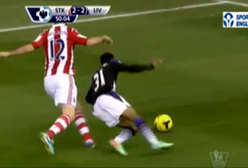 Video bóng đá: Penalty gây tranh cãi cho Liverpool