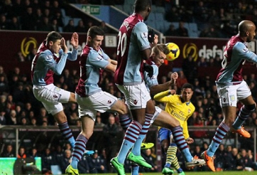 Baker phải thở oxy sau cú sút của sao trẻ Arsenal