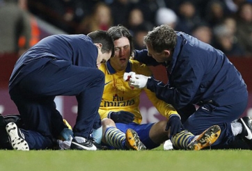 Cận cảnh pha va chạm khiến sao Arsenal đổ máu