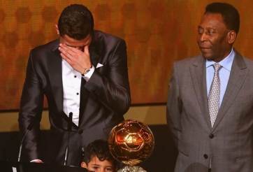 'Cậu đã khóc nhiều quá nên người ta tặng cho cậu Quả bóng vàng'