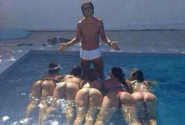 Sốc: Ronaldinho “quây” 5 người đẹp bốc lửa