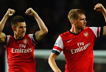 Cặp trung vệ Koscielny và Mertesacker đi vào lịch sử Arsenal