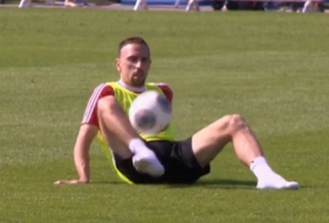Video bóng đá: Ribery ngồi tâng bóng siêu đẳng