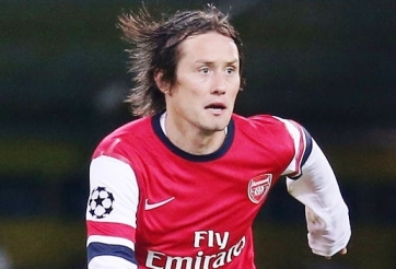 Rosicky và các cầu thủ từng đeo mặt nạ thi đấu