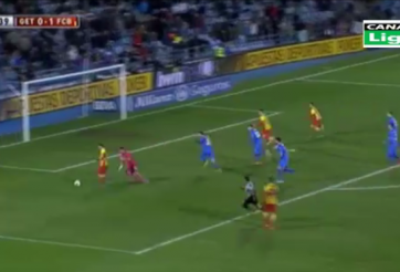 Video bóng đá: Messi tái hiện siêu phẩm đi qua “rừng” hậu vệ của chính mình