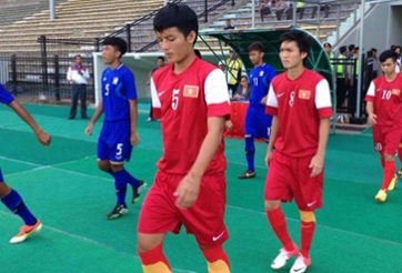 Hoàng Văn Khánh được thầy và đồng đội ở U19 Việt Nam động viên