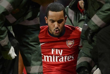 Walcott phẫu thuật thành công nhưng vẫn lỡ World Cup