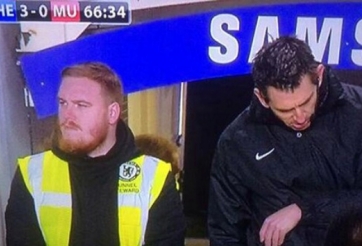 Phát hiện người giống hệt Rooney trong trận Chelsea thắng MU