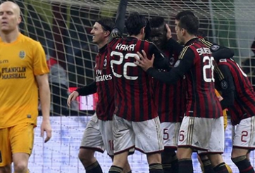 Balotelli ghi bàn, AC Milan của Seedorf khởi đầu thuận lợi