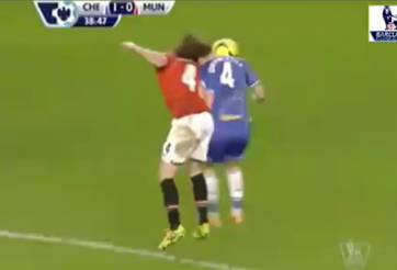 Video bóng đá: Cầu thủ MU thi nhau chặt chém Chelsea