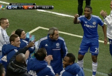 Vì sao Eto'o chỉ vào mặt Demba Ba khi ăn mừng bàn thắng?