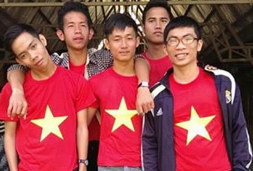 Tuyển thủ U19 Việt Nam rạng ngời làm từ thiện