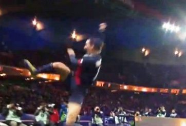 Ibrahimovic thi triển võ thuật khi ăn mừng