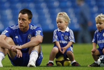 John Terry bị con trai cả gan ‘xâu kim’