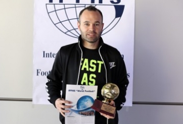 Iniesta giành danh hiệu “tiền vệ tổ chức xuất sắc nhất” năm 2013