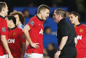 MU gặp khó, Nemanja Vidic bị treo giò 3 trận