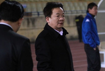 Hà Nội T&T thua trận, bầu Hiển xuống sân mắng trọng tài