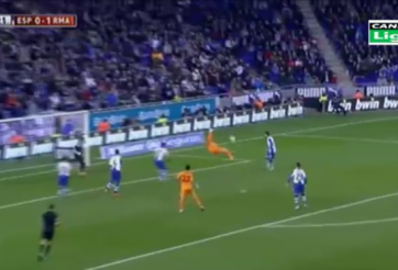 Video bóng đá: Ronaldo thực hiện siêu phẩm xe đạp chổng ngược nhưng không thành