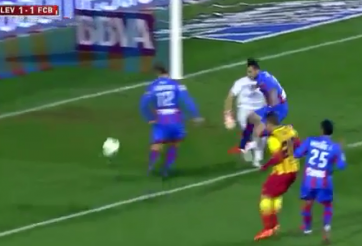 Video bàn thắng: Hậu vệ Levante 'bị ép' phải phản lưới cho Barca