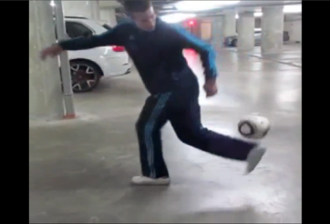 Video bóng đá: Van Persie diễn kỹ thuật tâng bóng tại nhà để xe