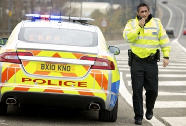 Man United thua trận, fan gọi cảnh sát đòi nói chuyện với Sir Alex