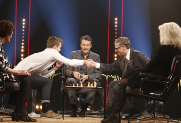 Cờ vua: Magnus Carlsen đánh bại Bill Gates sau 9 nước