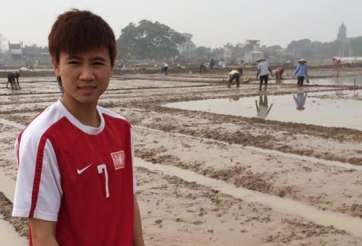 Nghỉ Tết, tuyển thủ nữ ra đồng cấy lúa