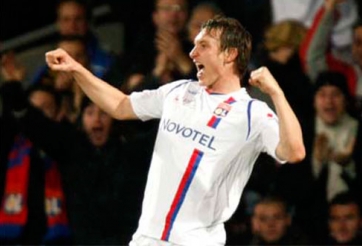 Arsenal chiêu mộ tiền vệ Kim Kallstrom