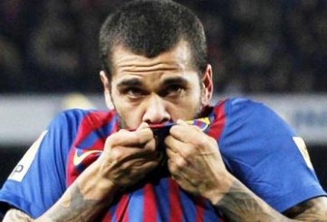 Alves bật lại chính các CĐV Barcelona sau thất bại trước Valencia