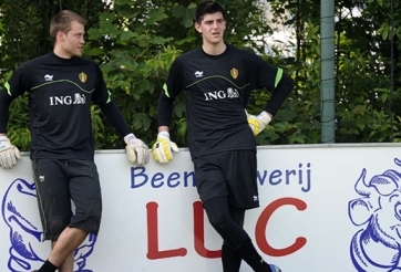 Thủ thành của Liverpool bị đồng nghiệp Chelsea ‘nắn gân’