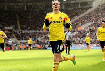 Liverpool dùng Fabio Borini “câu” Adam Johnson