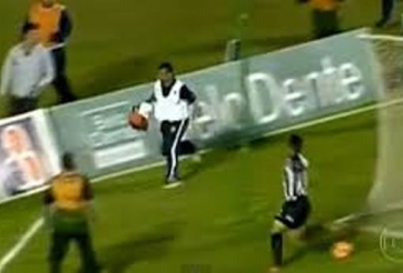 VIDEO: Nhân viên y tế phá bóng trước khung thành và chạy 'bán sống bán chết'