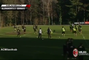 Video bóng đá: Các cầu thủ AC Milan cầm bóng ném nhau trên sân tập