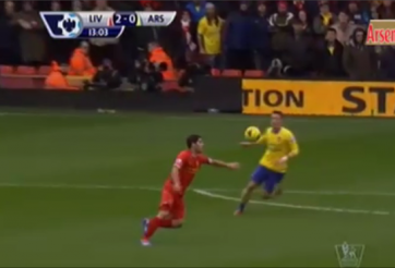 Video bóng đá: Tuyệt phẩm bị bỏ lỡ đáng tiếc của Suarez