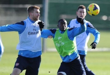 Ẩu đả ở Arsenal: Mertesacker bị đấm tím mắt