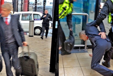 Thua Liverpool, HLV Wenger ngã sõng xoài ngoài đường