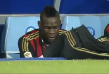 Video bóng đá: Balotelli khóc như mưa trên ghế dự bị