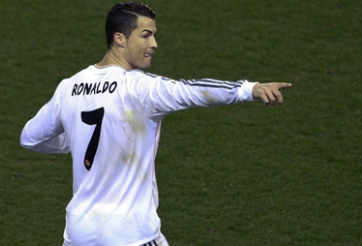 Ronaldo phá thêm kỷ lục ghi bàn