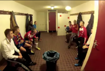 Video bóng đá: Các cầu thủ Barca phô diễn kỹ thuật trong phòng thay đồ