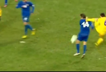 Video: Cú kungfu dã man nhất trong lịch sử bóng đá?