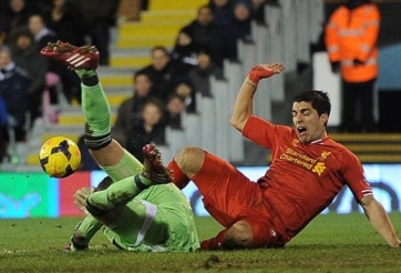 Ham bóng, Suarez đạp sưng mắt thủ môn Stekelenburg