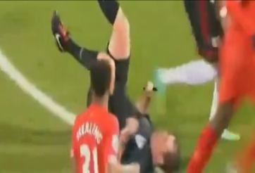 Video hài hước: Trọng tài bị Toure xô ngã chỏng vó giữa sân