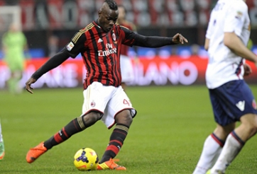 Balotelli: 'Thủ môn lên cao nên tôi sút'