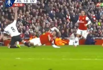 Video bóng đá: Những pha bóng thô bạo trong trận Arsenal-Liverpool